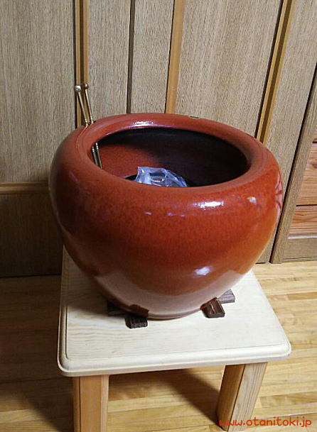 朱赤火鉢設置写真です