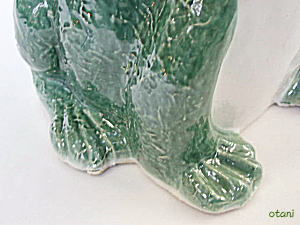 でこぼこした足元