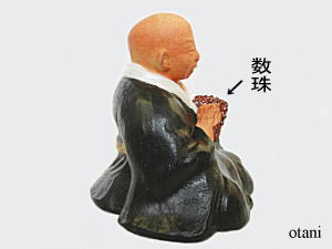 数珠を持っている