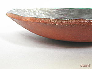 水盤の口縁は手づくりならではの風合い